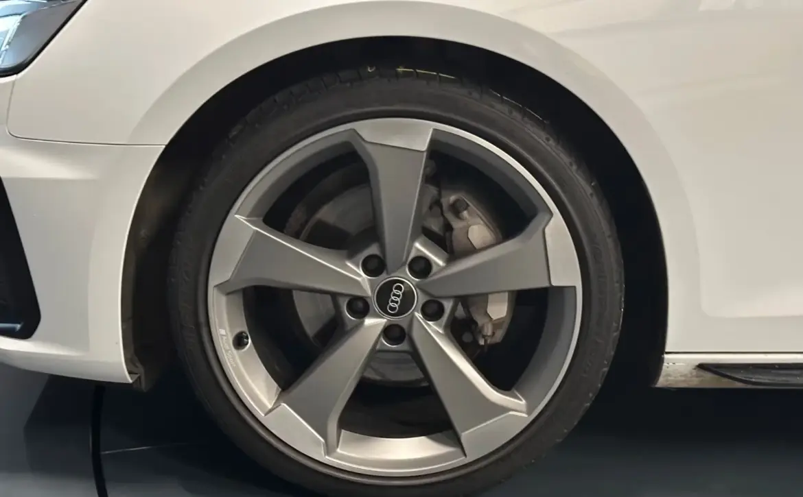Audi A4 40 TDI S line